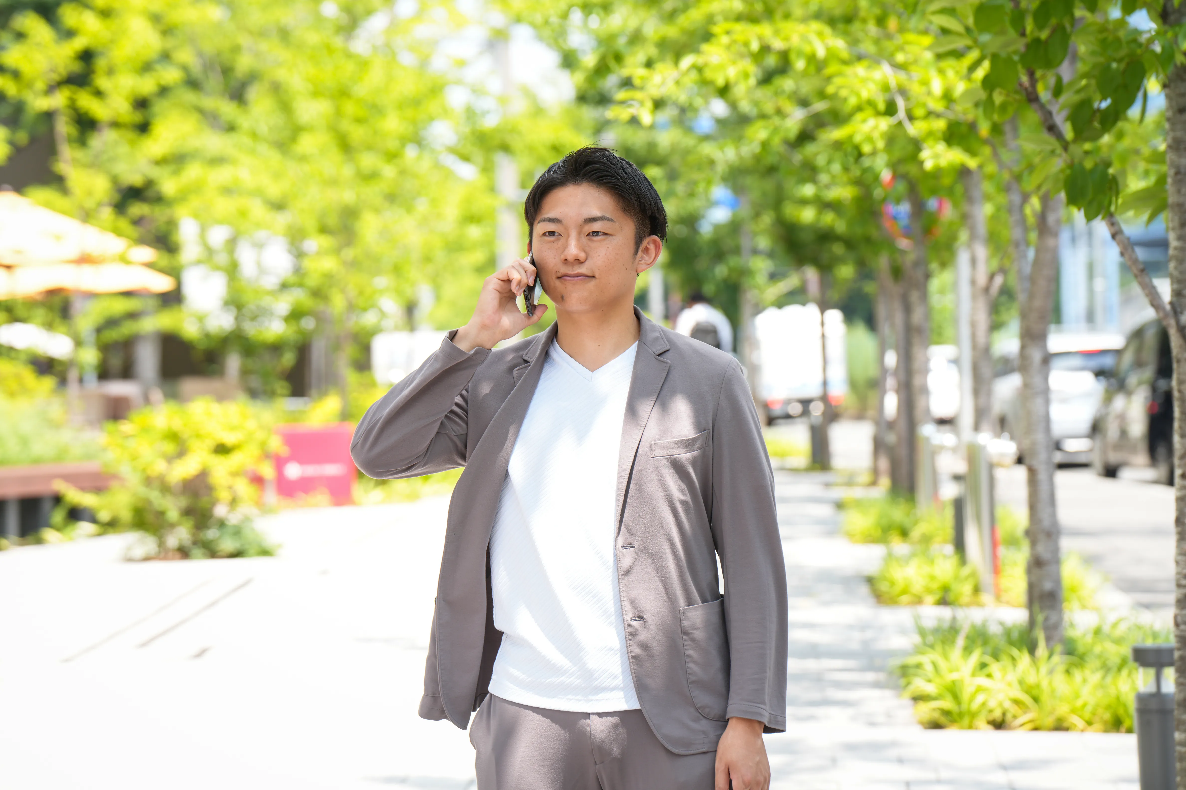 屋外で電話対応をする社員