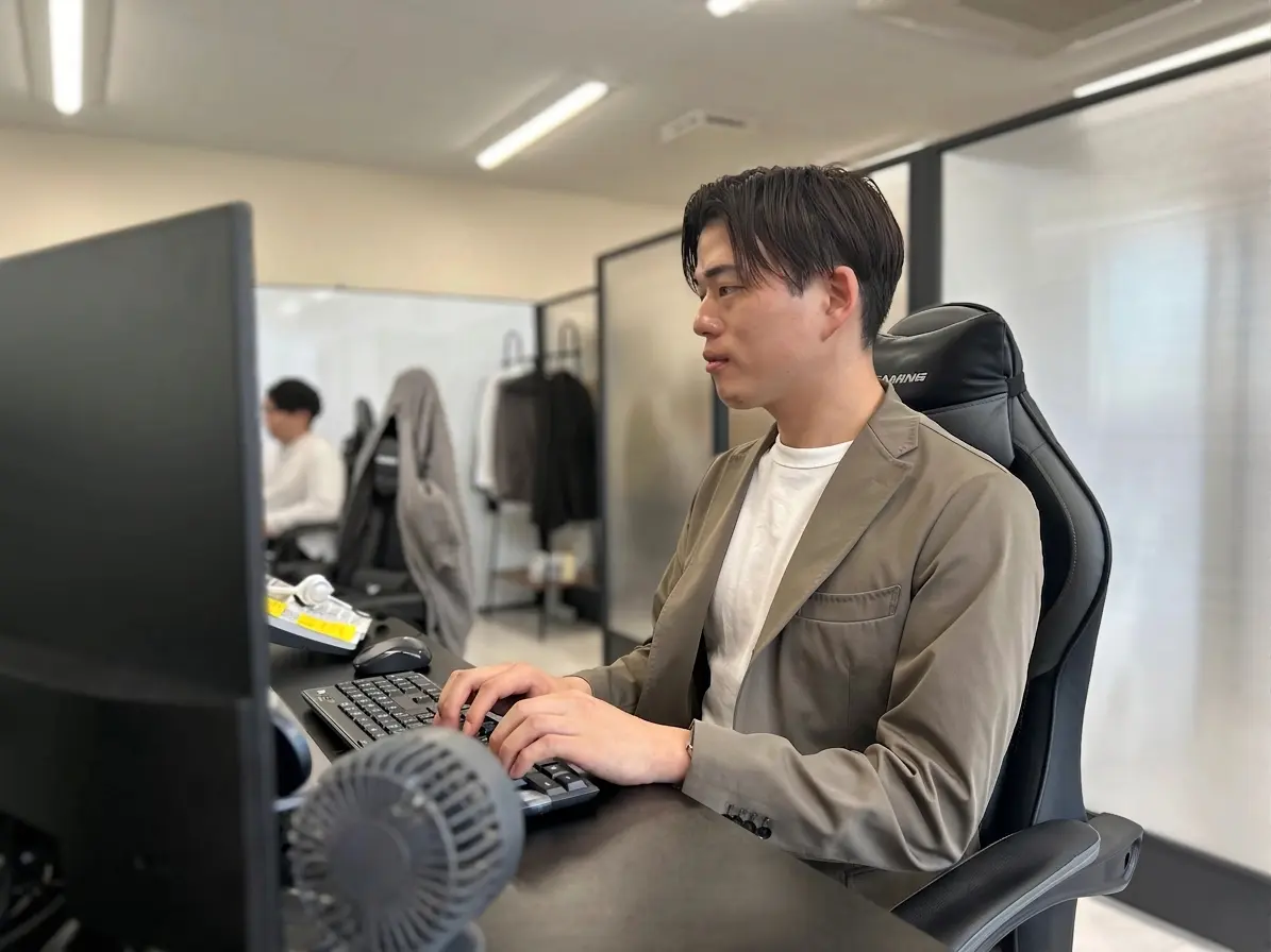 オフィスで仕事に取り組む社員