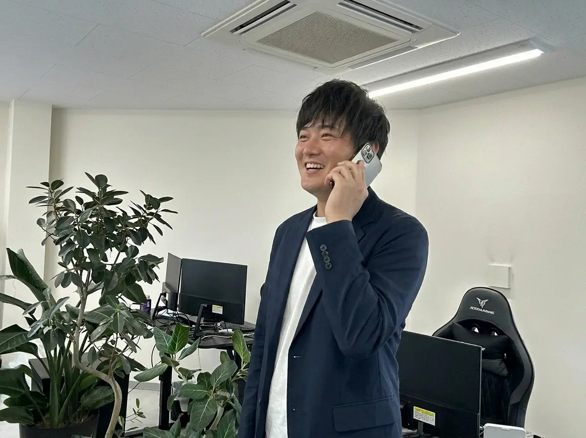電話対応をする社員