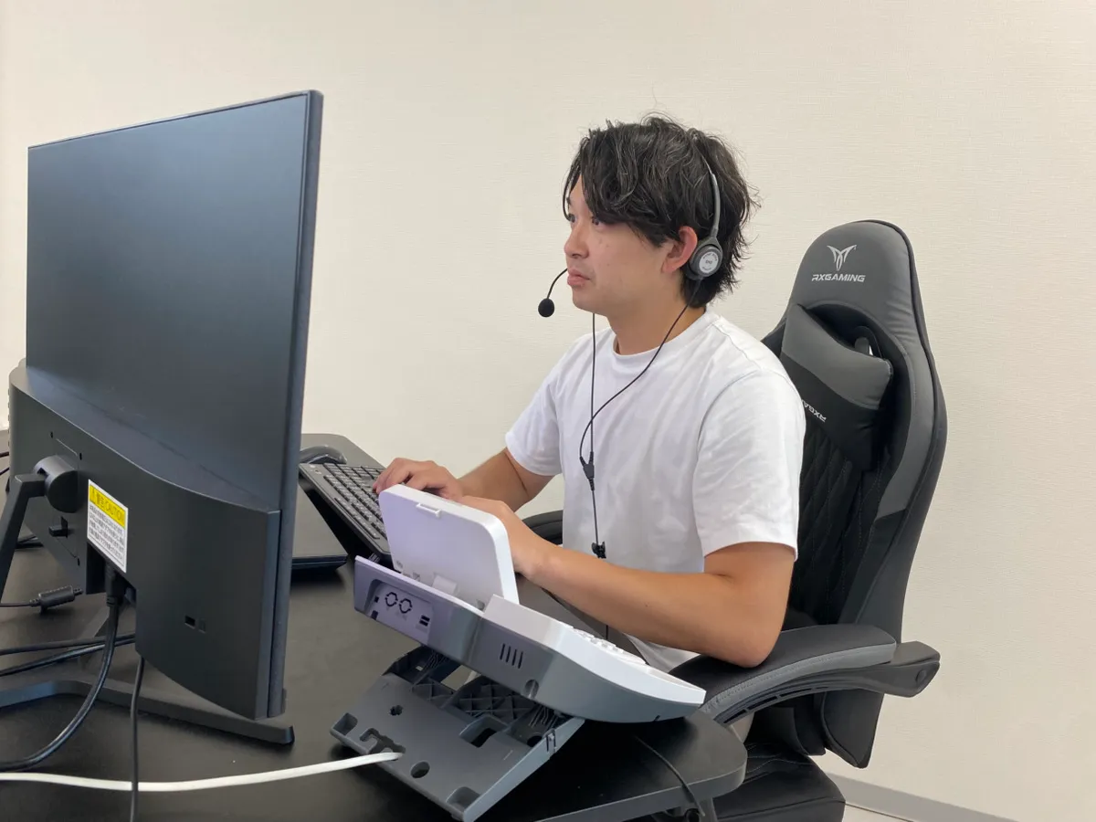 電話対応をしながら案内する社員