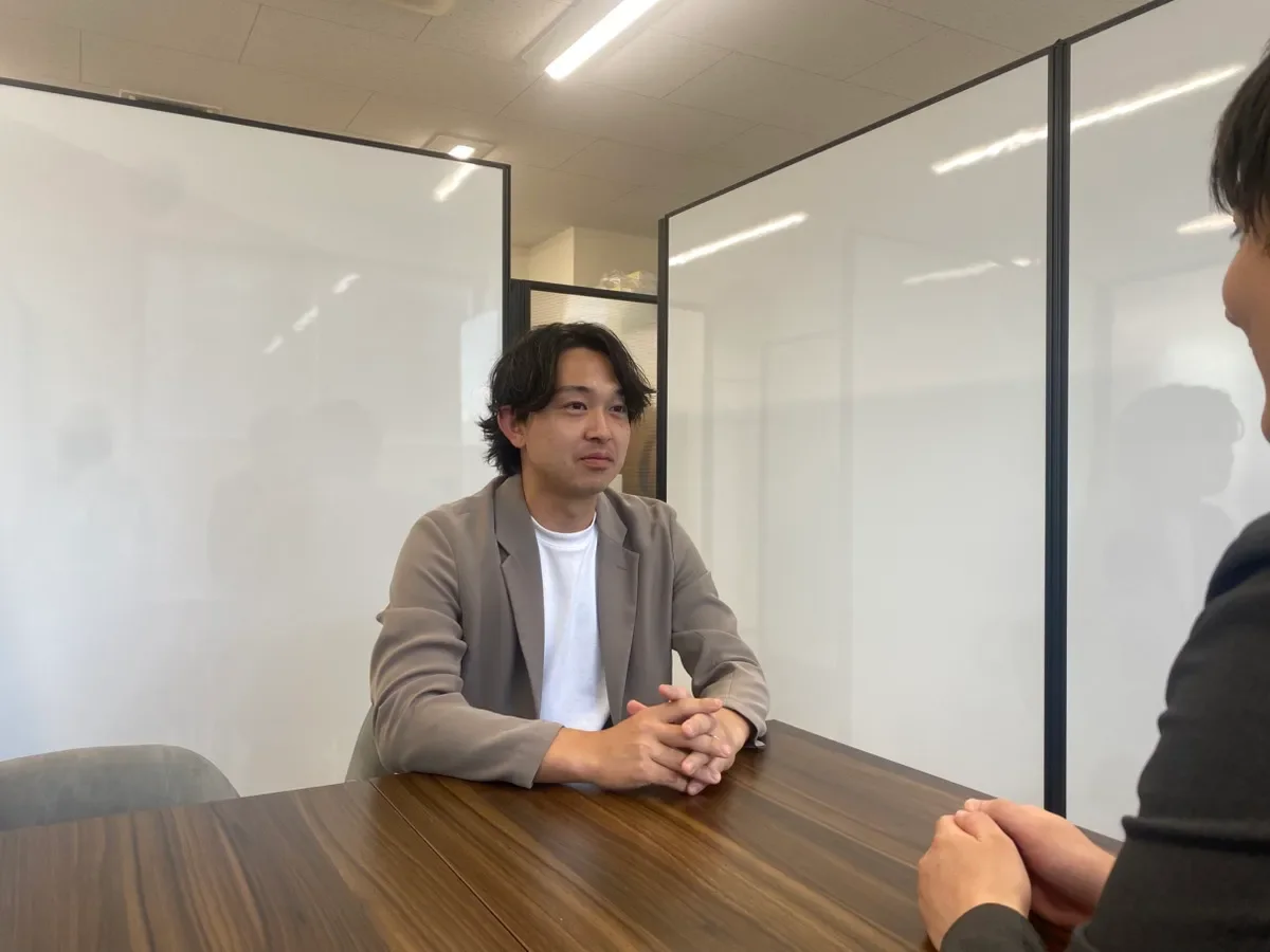 面談をするHYさん