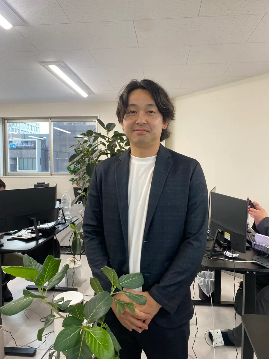 仕事について話すHYさん