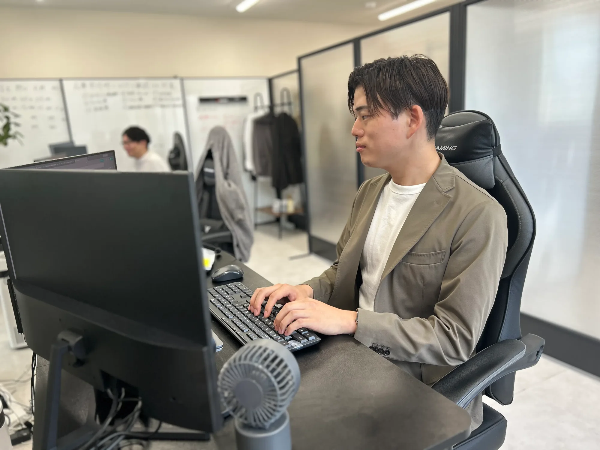 オフィスで仕事をするKIさん