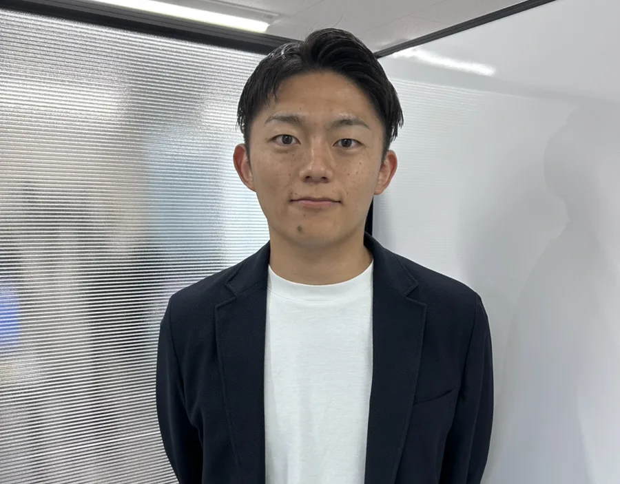 オフィスに立つ代表の中村圭介