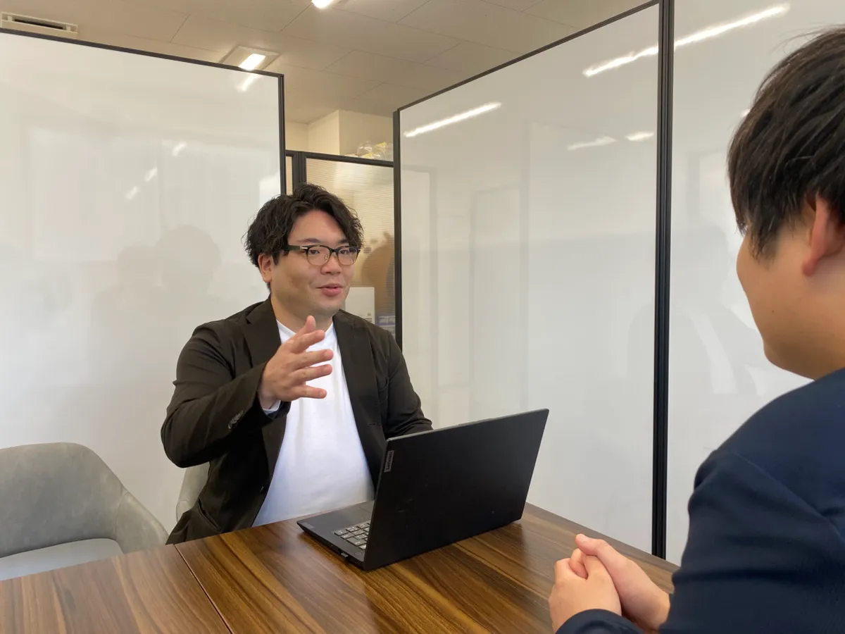 オフィスで仕事をするSSさん