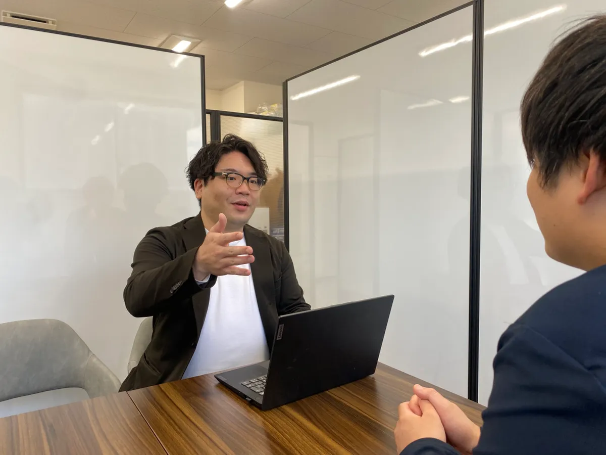面談で話すSSさん